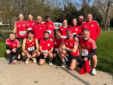 Foto di gruppo della Podistica in maglia rossa, con i pettorali