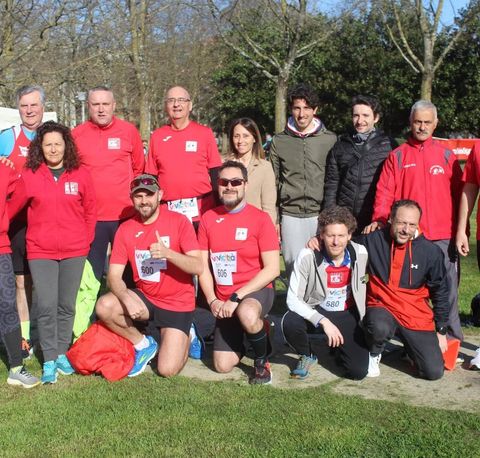 Foto di gruppo in maglia rossa in un parco