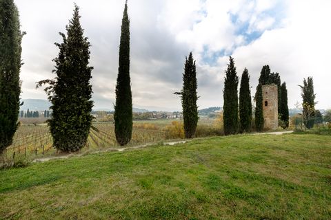 La Torre di Gnicche tra i cipressi